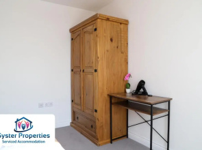 Syster Properties Leicester large home for Contractors, Families , Groups