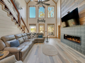 Broken Bow Cabin w/ Hot Tub, Pool Table & Fire Pit