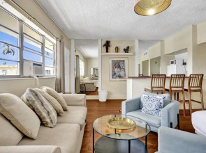 Lovely 2br/1bath, Hallandale Beach, Outdoor Pool & Free Parking!