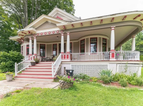Spacious Victorian Home With Mountain Views And Lots Of Fun Extras!! 5 Bedroom Farmhouse by RedAwning