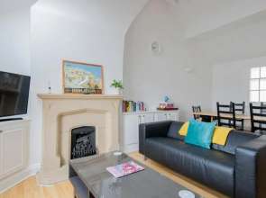 Fantastic 3 Bed Brighton House- Sleeps 6- SUPERFAST WiFi and Garage