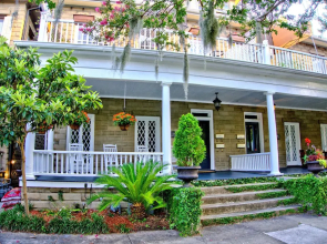 Comfortable Escape 2BR Historic Downtown
