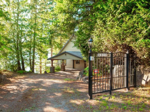 The Overlook, Luxury Lakeside Home with Dock