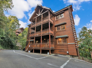 Cabin w/ Theater, Games & Hot Tub! Sleeps 30!