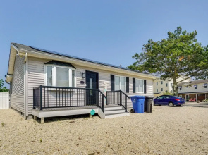 Charming Beach Haven West Home: 1 Mi to Beach!