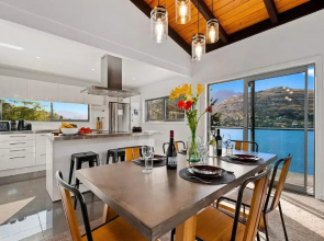 Queenstown Lakefront Dream