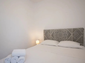 Ginger Gold Apt Getaway with Shared Pool