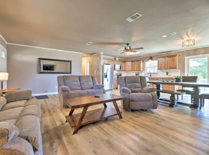 Quiet Haven w/ Hot Tub, 4 Mi to Canyon Lake!