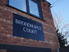 Air Host and Stay - Apartment 4 Broadhurst Court sleeps 4 minutes from town centre