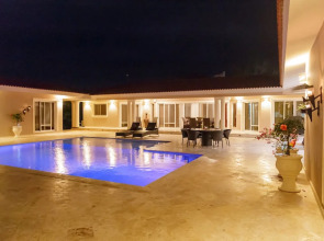 Villa with 4 Master Bedrooms w En-suite Bathrooms