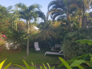 Studio avec jardin, lit king size, plage et commerces à pied