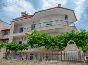 Chris Apartments