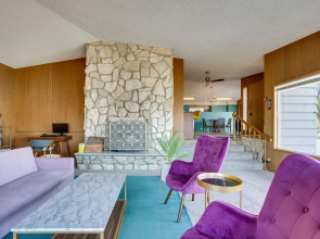 Colorful Lake Chelan Home w/ Saltwater Pool!