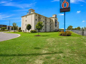 Motel 6 Kingston, ON