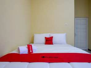 RedDoorz near Alun Alun Pati
