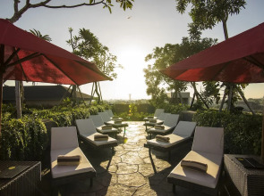 Отель Sevn Legian