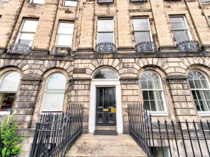 Ainslie Place Luxury Apt In Heart Of The City