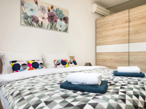 2 Bedroom Apt. in the Business Zone- Free Parking