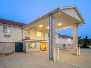 Days Inn by Wyndham Evansdale Waterloo