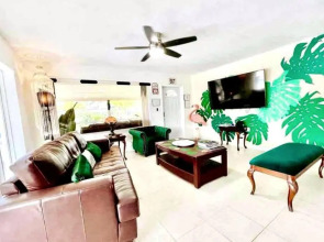 JUNGLE TO BEACH 4 R 3 BR Family and Pet Heated pool N Airport N Beach N Hard Rock