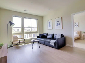 Stylish 2BR Condo in Alexandria