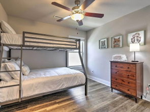 Fayetteville House: Pool Access & Gas Grill!