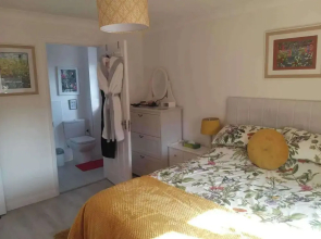 1-bed Seaside Retreat - Sleeps 2, Parking & Garden