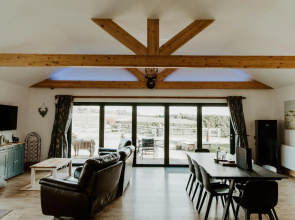 King Richards Luxury large Lodge sleeps 8 at Fairview Farm Near Sherwood Forest in Ravenshead Nottingham set in 88 acres of Farm Land with Great Walks,Views,Pet Animals