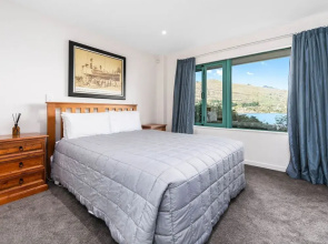 Lakefront Living At Remarkables - East