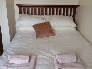 Room in Apartment - 1 Bedroom In A Homely Home With A Lovely Farm