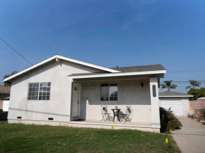 LARGE 4-BEDROOM HOUSE WITH AIR HOCKEY TABLE CLOSE TO DISNEYLAND IN ORANGE COUNTY  (p41)