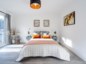 New 1 bed Interior Designed Apartment 55 Mins to London