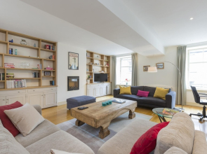 401 Chic and Cosy 2 Bedroom Apartment Just Minutes Away From George Street and Princes Street