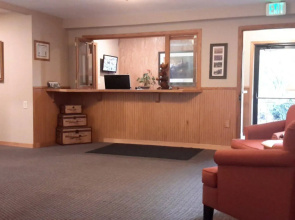 Lakeshore Inn & Suites