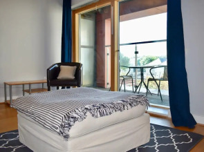 Central 2 Bedroom Flat With Balcony Views