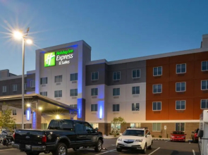 Holiday Inn Express & Suites Lexington Midtown - I-75 by IHG