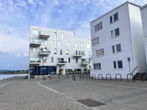 "central By the Sea, Close to the City"