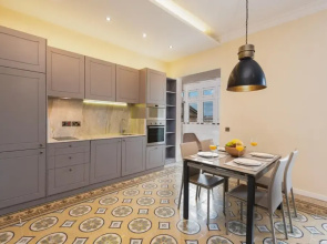 Square and Sea Views - 1 BR With Ensuite
