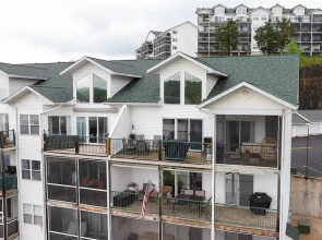 Boat Slip, 3 Pools, Golf, Ozarks Ampitheater, & Amazing Lake Views at the 13mm Big Niangua