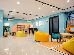 RedDoorz Premium near CBD Puri Indah