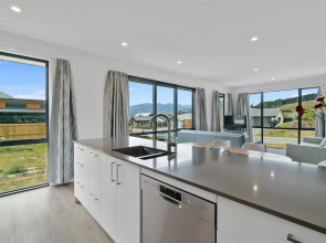 Aubrey Views - Wanaka Holiday Home