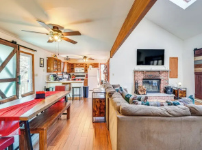 Fire Pit & Gas Grill: Charming Poconos Abode!