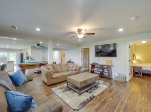 Classy Home w/ Hot Tub + Mt. Jefferson Views!