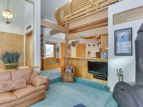 Angel Fire Condo w/ Mountain View < 1 Mi to Slopes