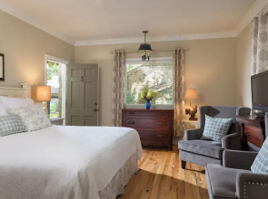 Chanticleer Inn Bed & Breakfast