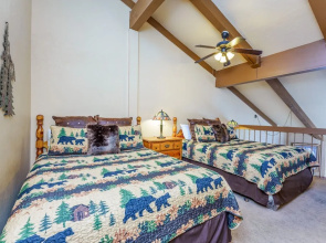 Clouds Rest, Warm Studio Plus Loft for 4!