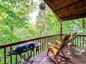 Tennessee Cabin w/ Balcony, Hot Tub & Pool Access!