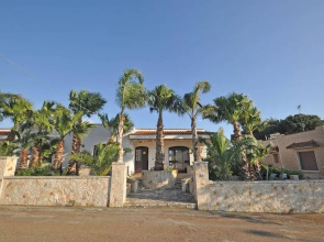 Villa Magnolia 1 Sleeps 8 Close to the sea