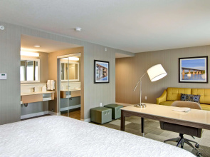 Hampton Inn & Suites By Hilton Saskatoon Airport