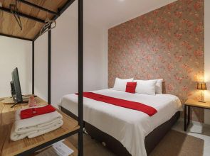 RedDoorz Plus near Exit Toll Puncak 2